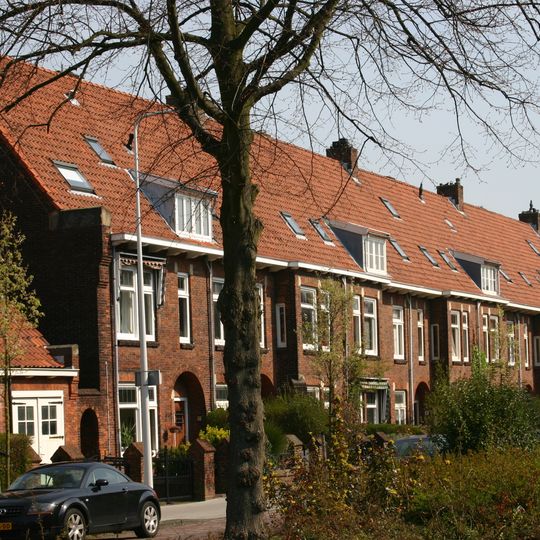 Reeks rijtjeshuizen met beneden- en bovenwoningen