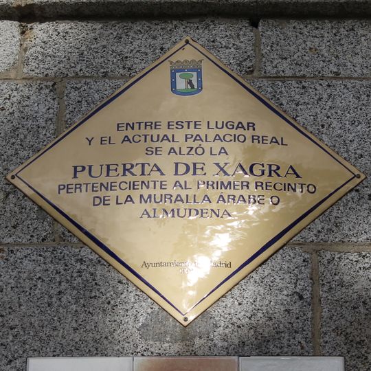 Placa conmemorativa en honor a la Puerta de Xagra