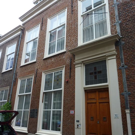 Pand met eenvoudige gevel, deur met pilasteromlijsting