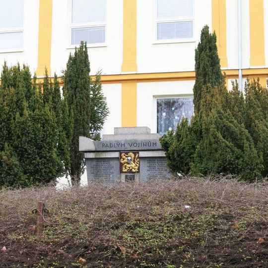 Pomník padlým v 1.světové válce u školy v Byšicích