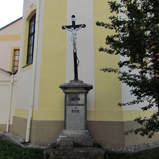 Kříž u kostela sv. Františka Serafínského v Hostimi