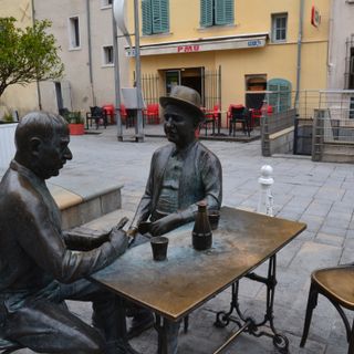 Statue of Men Playing Cards