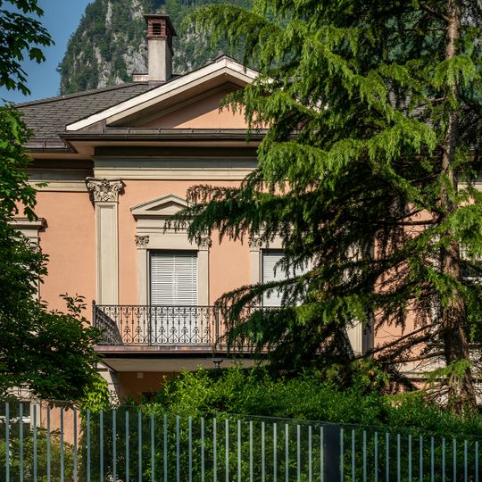 Villa am südlichen Dorfeingang