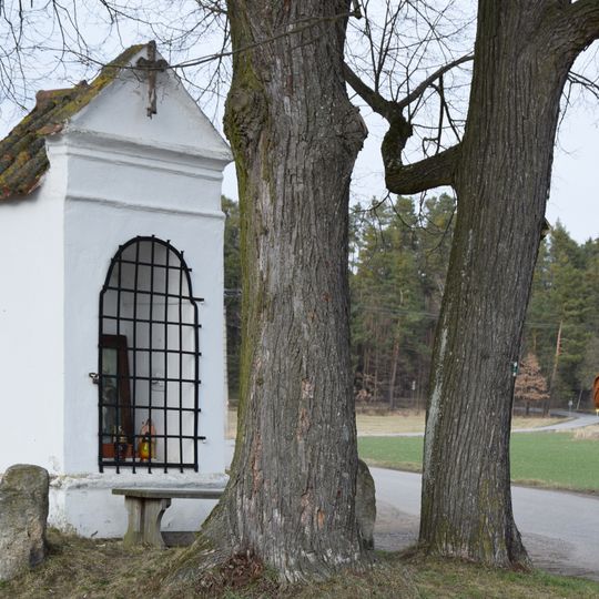Kaplička severně od obce