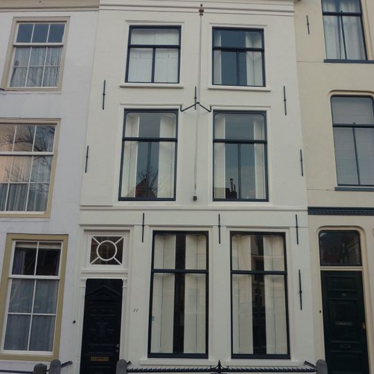 Pand met gepleisterde lijstgevel. Stoephek en hardstenen palen