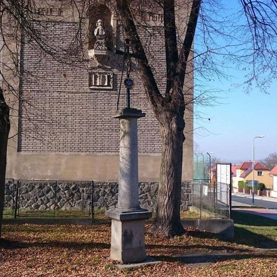 Kříž u základní školy v Chlumčanech