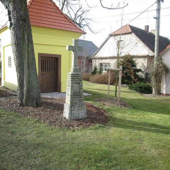 Kříž u kaple v Rakové