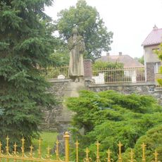 Pomník Jana Amose Komenského na Komenského náměstí v Třebívlicích