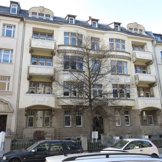 Mietshaus in geschlossener Bebauung mit Vorgarten und Einfriedung Georg-Landgraf-Straße 19