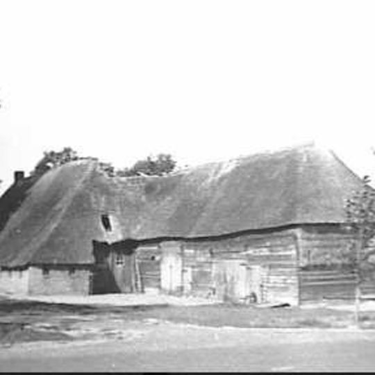 Boerderij met achterbaander, underschoer en aangebouwde houten bijschuur