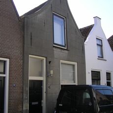Huis met geverfde klokgevel