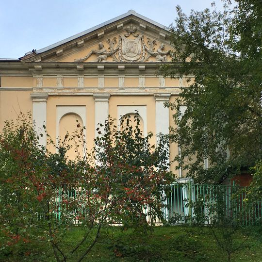 Здание в саду