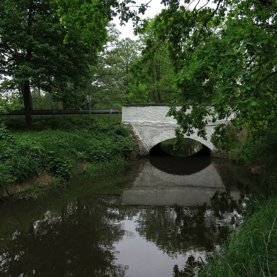 Most 24-005 se sochou svatého Jana Nepomuckého