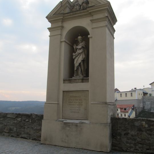 Kaplička se sochou Krista před kostelem Svatého Mikuláše ve Znojmě