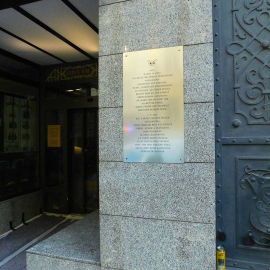 Pamětní deska založení spolku Schlaraffia v Praze