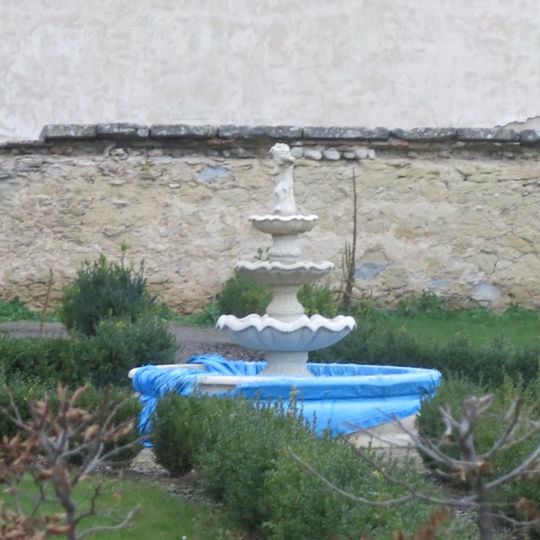 Kašna v zámecké zahradě v Luštěnicích