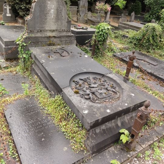 Groenendaal:Graf van A. baron van Lamsweerde, zijn vrouw, en enkele anderen.