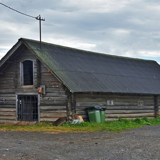 Конюшня у дома Мошниковой