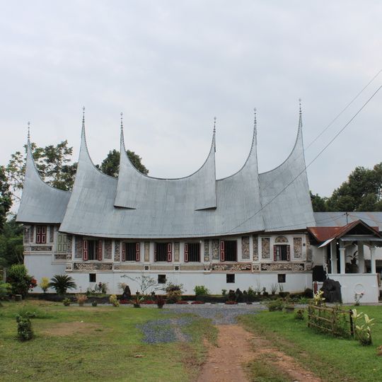 Rumah Gadang Ukiran Cino