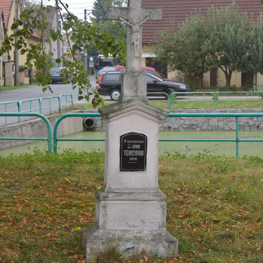 Kříž v Horní Bělé u návsi