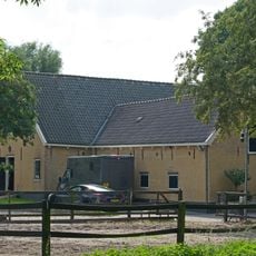 Boerderij op T-vormige plattegrond met aan de achterzijde van het langgerekte bedrijfsgedeelte een dwarsgeplaatste schuur