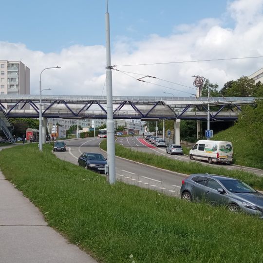 Lávka přes ulici Petra Křivky