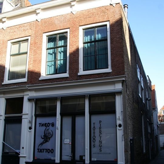 Pand onder schilddak met dakvenster