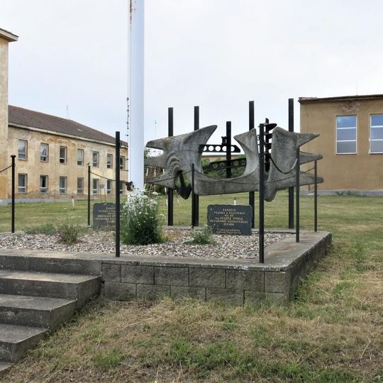 Pomník nezákonně popraveným vojákům v areálu bývalých kasáren Pod Radobýlem v Litoměřicích