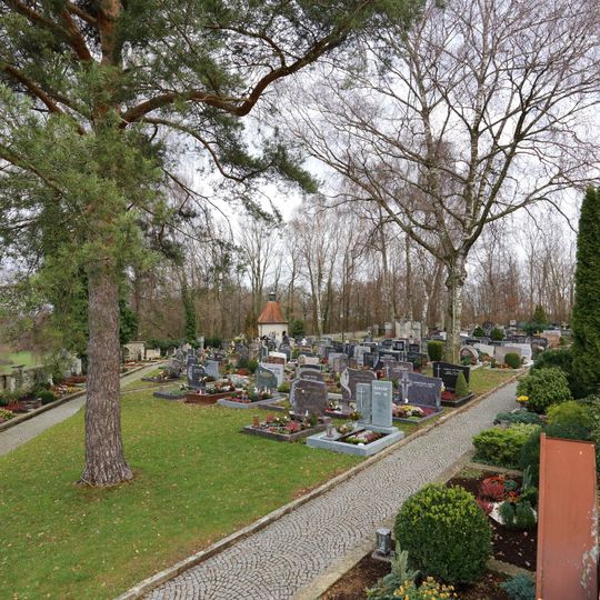 Friedhof mit Kapelle, Mauer und Torbauten