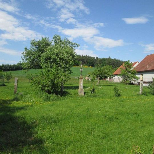 Kříž v Milčicích v zahradě