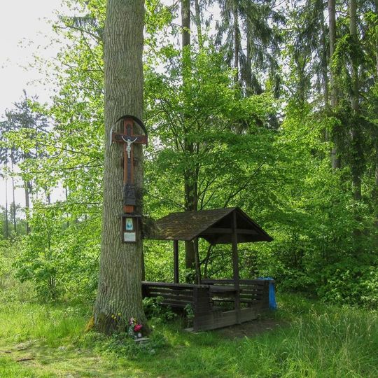 Obrázek s křížkem v Benkově u lesní cesty