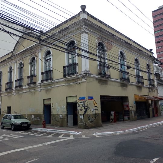 Imóvel à Avenida Cleto Nunes, nº 253, esquina com a Rua Presidente Pedreira, nº 179