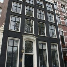 Pand met vierraamsgevel met empire deur in gesneden deuromlijsting