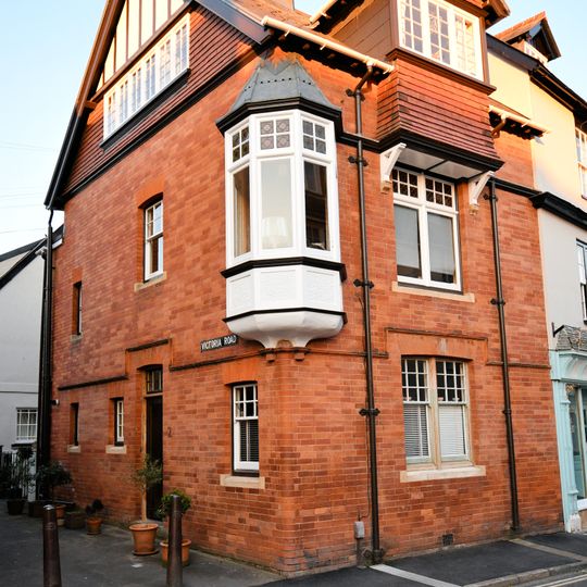 2 Victoria Road