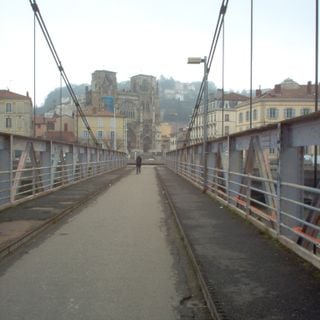 Pedestrian suspension bridge in Vienne