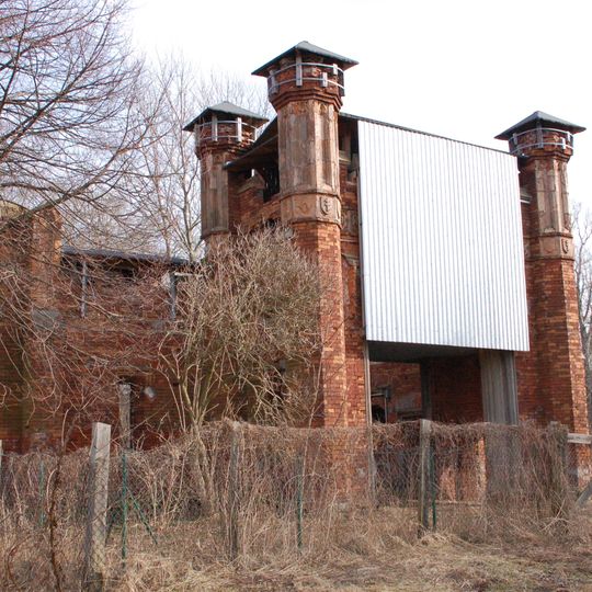 Brama pseudośredniowieczna z budynkiem