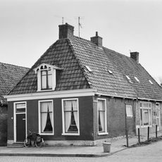 Eenvoudig pand onder zadeldak met voorschild (vormt een geheel met Formoanje 1 en 2)