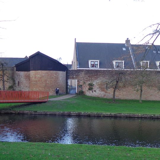 In het pand of op de grens van het erf bevindende stadsmuur