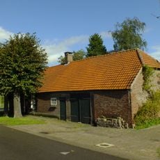 Langgevelboerderij met dwarsdeel en twee schuren