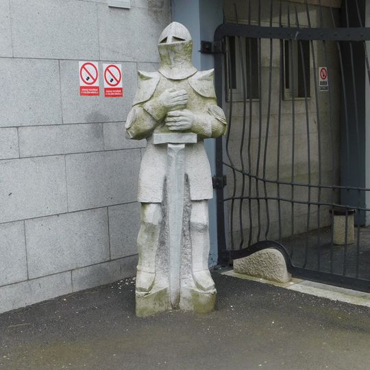 Socha rytíře vlevo od vchodu do Akademie ve Světlé nad Sázavou