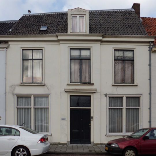 Pand met gepleisterde gevel met rechte kroonlijst, zadeldak, vooruitspringend middenstuk