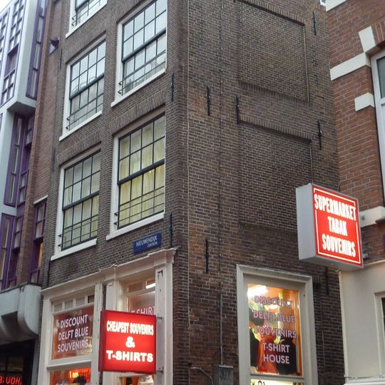 Hoekhuis met gevel onder rechte lijst