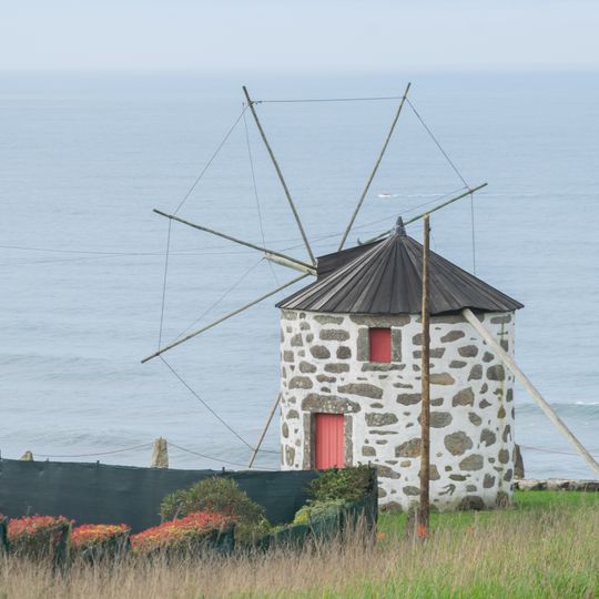 Moinho de vento com velas trapezoidais de madeira