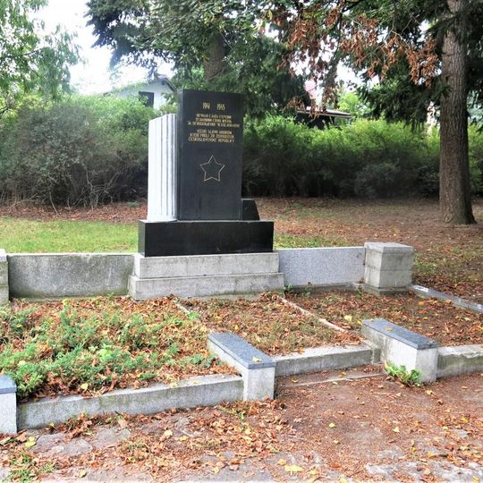 Pomník osvobození v parku v Hřbitovní ulici v Krupce