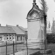 Grafmonument in neo-gotische trant van de familie Onghena-Van Haelst