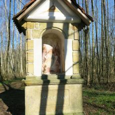 Kaplička u lesní cesty severozápadně od nádraží Brniště