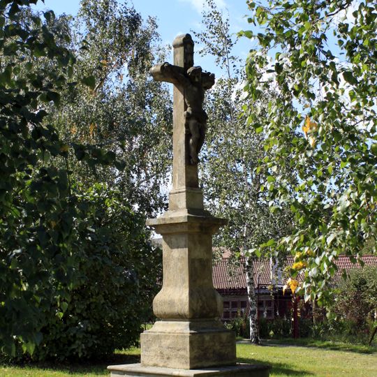 Kříž za kostelem v Dukovanech