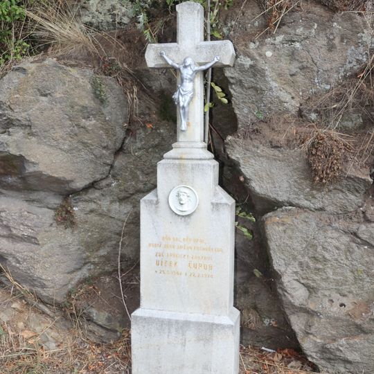 Kříž u silnice 360 v kopci u Výčap