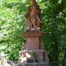 Socha Panny Marie u vjezdu do hradu Pecka