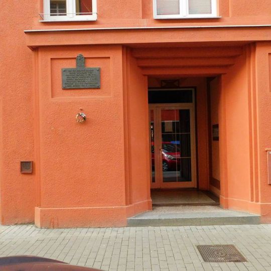 Pamětní deska obětem 2. světové války na domě V Háji 1243/35 v Holešovicích